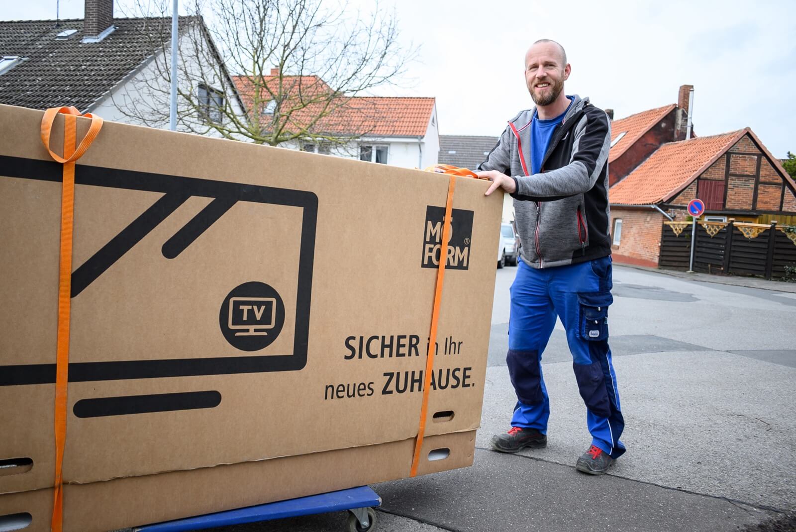 Umweltfreundlicher Umzugskarton von Wurzel, sicher gepackt für einen Fernseher